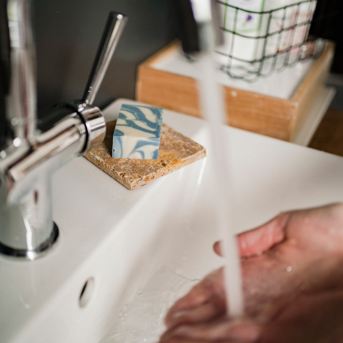 Untersetzer aus Tavertin mit Seife auf dem Waschbecken